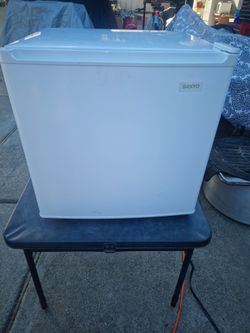 Sanyo mini fridge