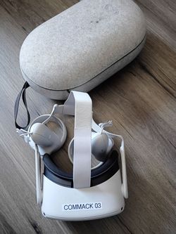 Meta Quest 2 Oculus Quest 2 With Controllers and Case