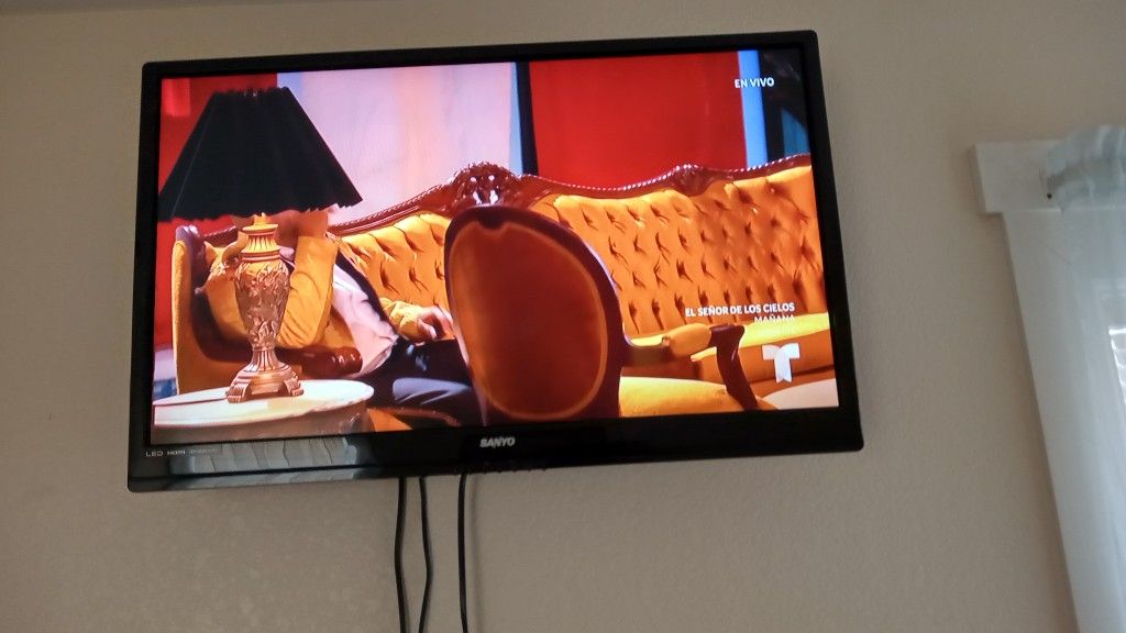 Flat Panel TV 32",DVD Player, Antenna,Full Motion TV wall mount