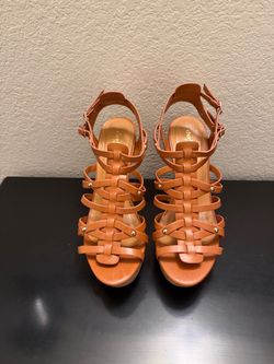 Women’s tan wedges