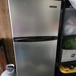 Thomas 7.5 cu. ft. Top-Freezer Refrigerator 