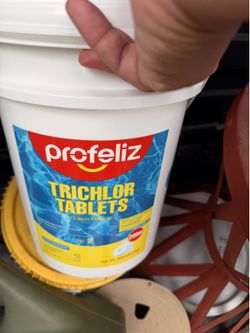 Pool chlorine tablets