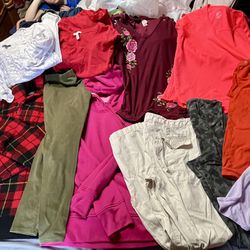 Lot #24 : 11 piece womans lot of medium clothing! All are brand name and in good condition! You get 7 tops, 1 under armor hoodie, 2 pair of leggings, 