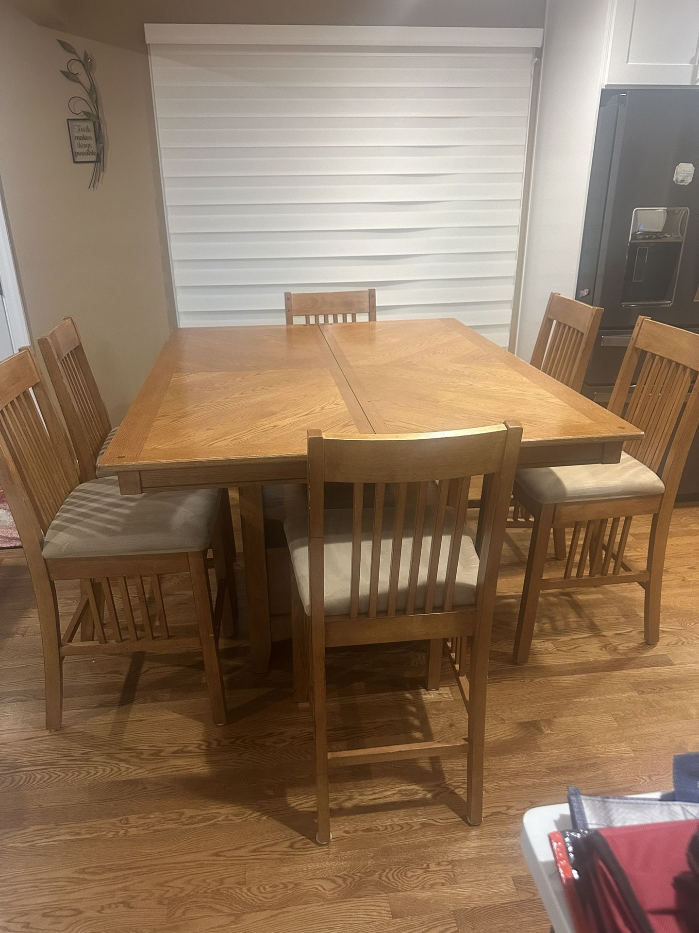 Expandable Kitchen Table with 6 Chairs 