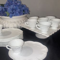 ☕️ESTATE SALE☕️ Vintage Milk Glass Grape Trembleuse Dessert Sets