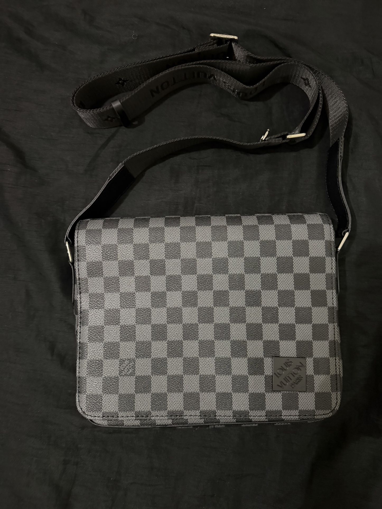 BLACK AND GREY LOUIS VUITTON STRAP BAG
