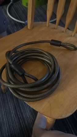 Es un cable para amarrar cosas o bicicletas