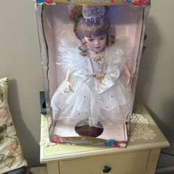 “BEAUTIFUL “ Vintage Porcelain Collectors Doll !!!