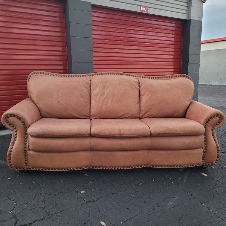 HAVERTYS GENUINE LEATHER Studded Couch😃❤️Over 75%OFF Retail💯Need Gone🏃🏼🏃🏼‍♀️BUY NOW/SAVE.Obo