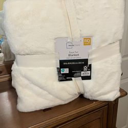 New Full/Queen Faux Fur Blanket 