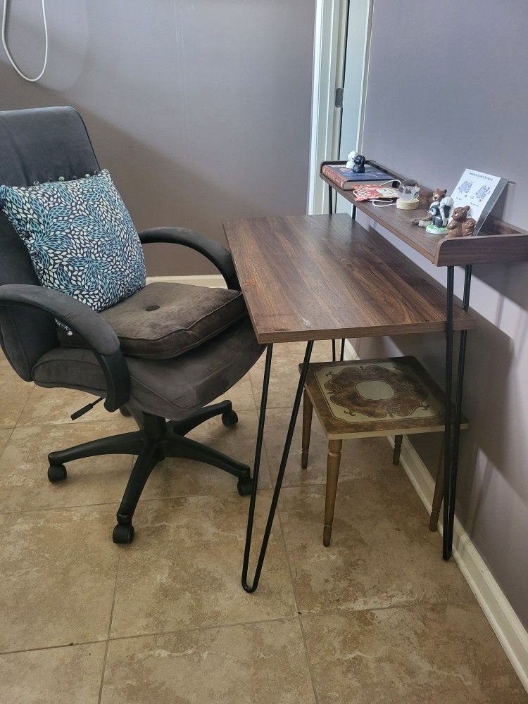 Office Chair And TABLE $20