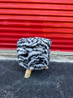 ROND KRUKJE ZEBRAPRINT / WOODEN OTTOMAN SEAT WITH LEGS FOR LUVING ROOM/ BEDROOM