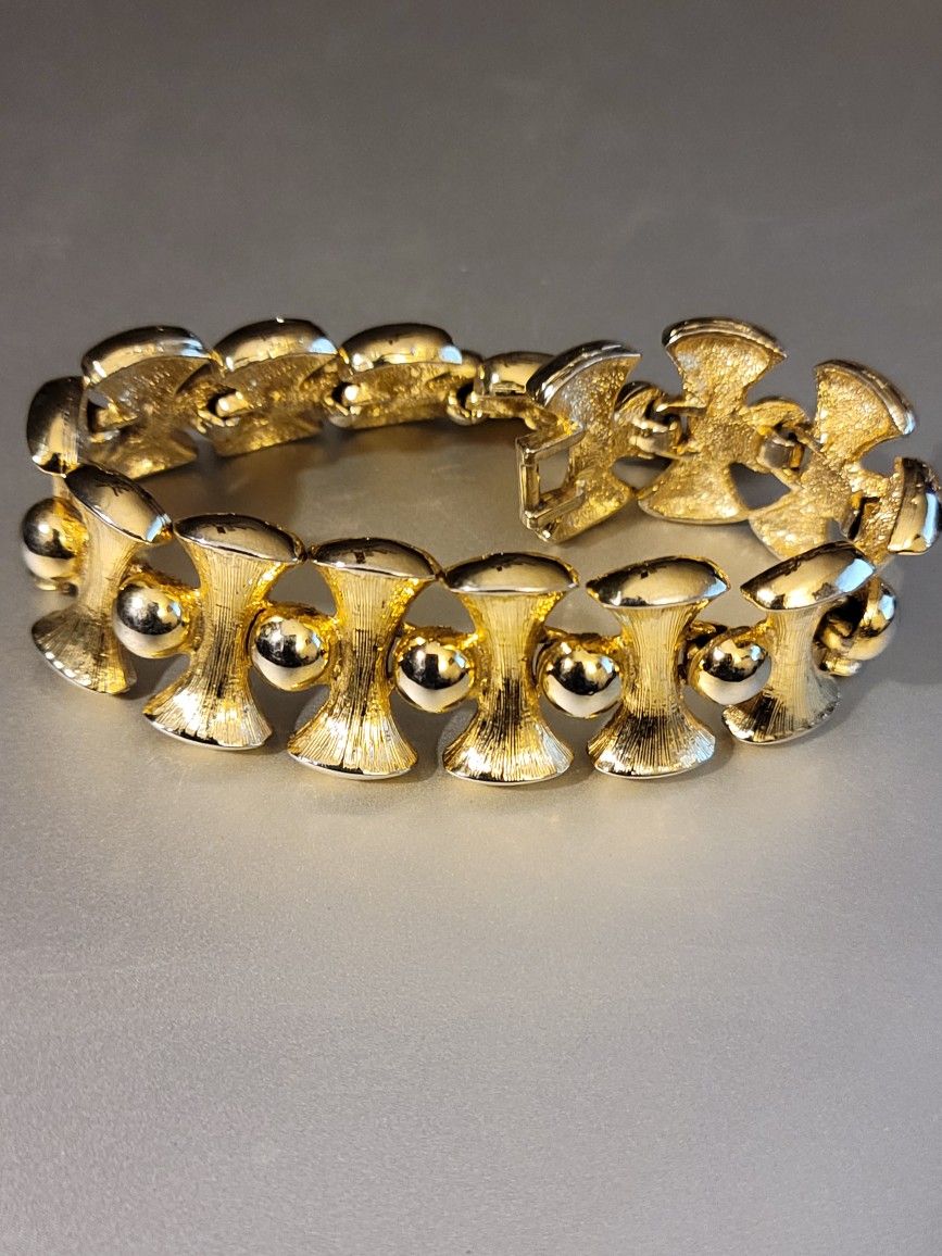 Vintage RARE gold tone link bracelet