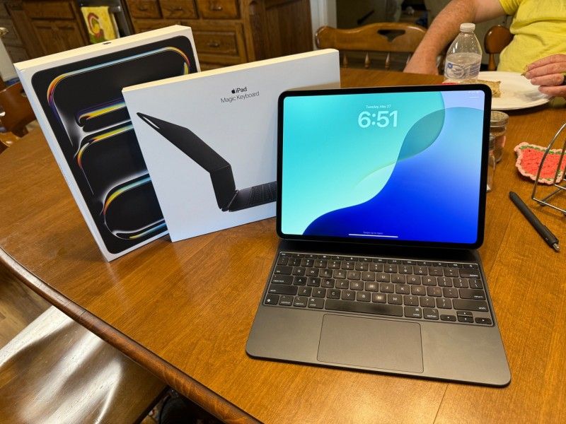 Apple iPad Pro M4 13” 256 GB w Magic Keyboard Folio 🔥🔥🔥