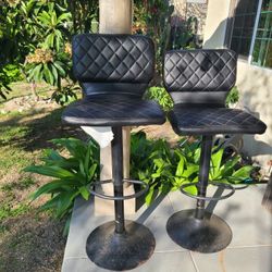 2 Bar Stools / 2 Taburetes De Bar.