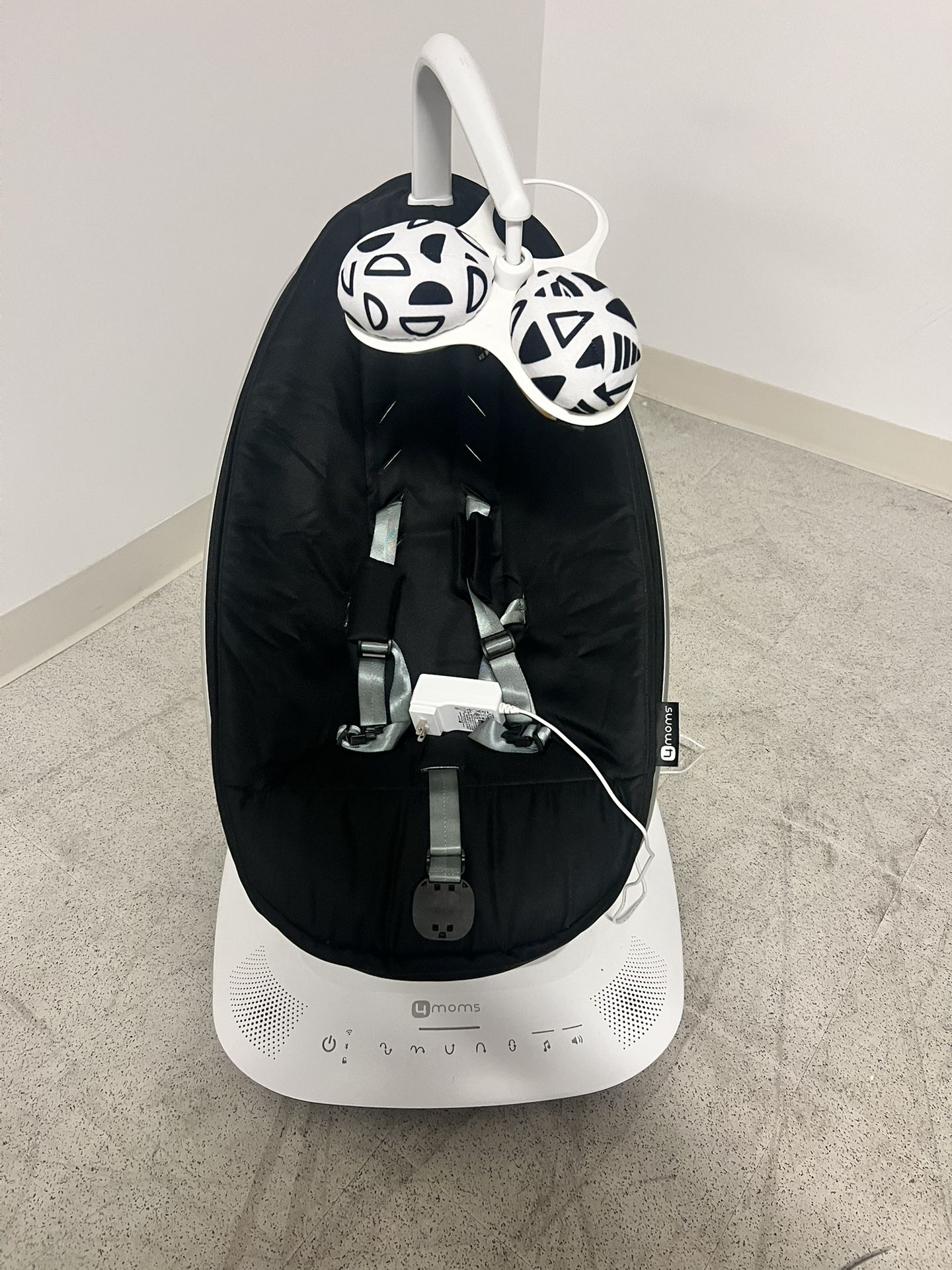 4moms MamaRoo Multi-Motion Baby Swing, Bluetooth Enabled with 5 Unique Motions, Black