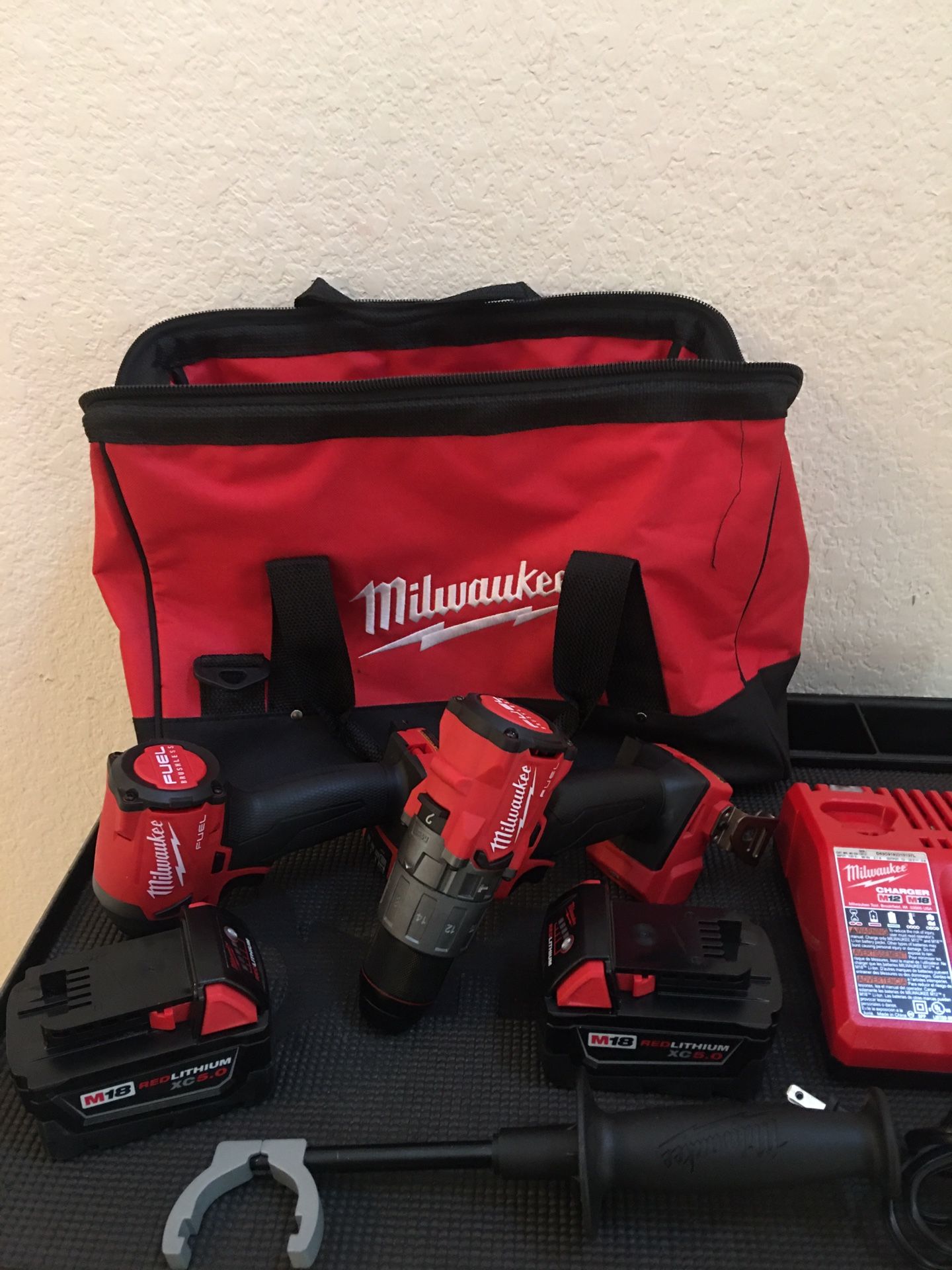 NEW MILWAUKEE M18 FUEL BRUSHLESS HAMMER DRILL/ IMPACT DRIVER KIT (2) BATTERIES/ CHARGER