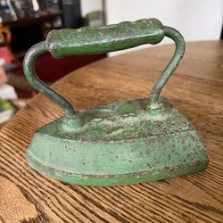 SAD IRON cast-iron MARKED I X L 8 IN RAISED LETTERS NICE PRIMITIVE Antique