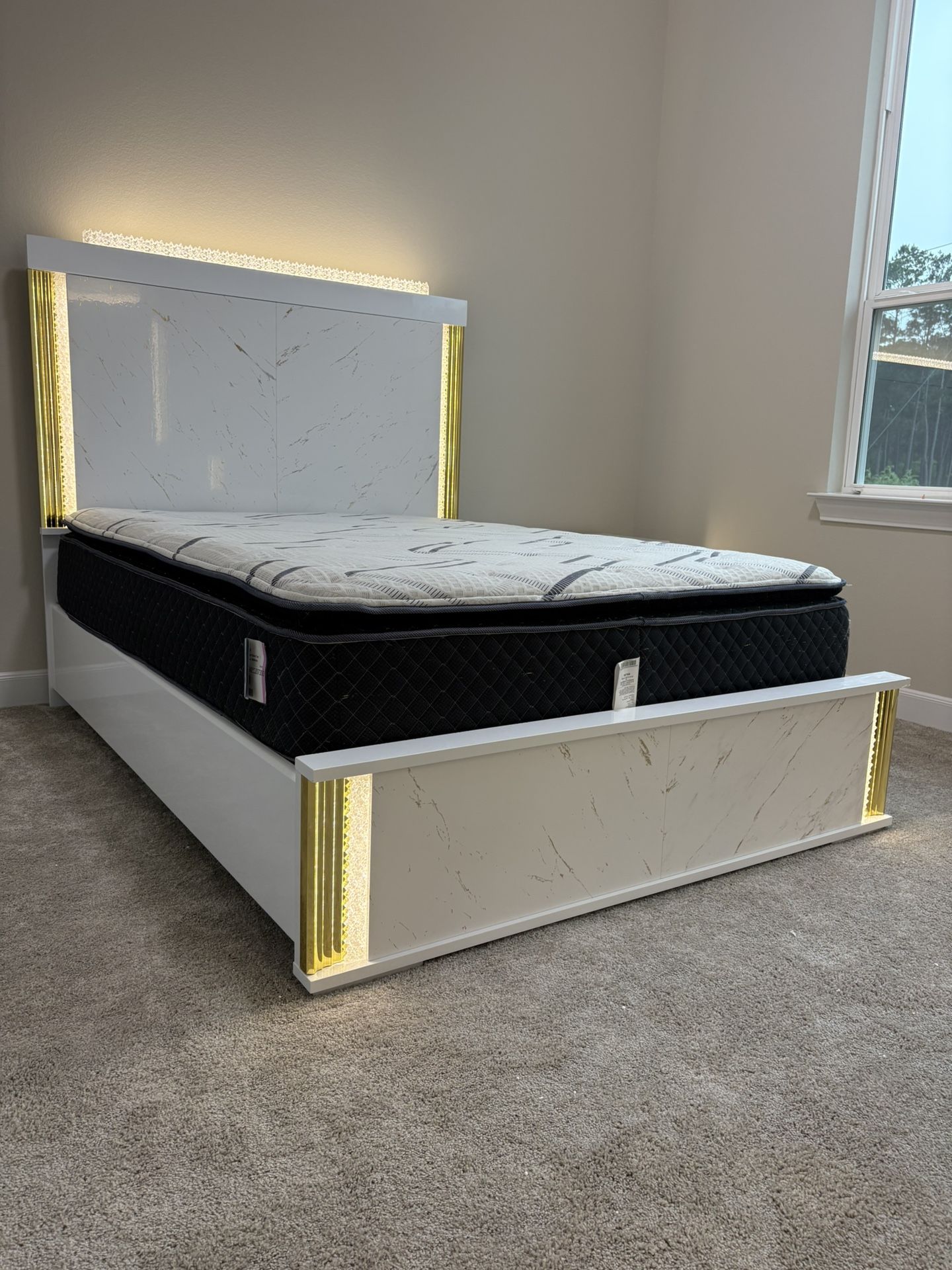 Queen size 4 Piece Bedroom Set