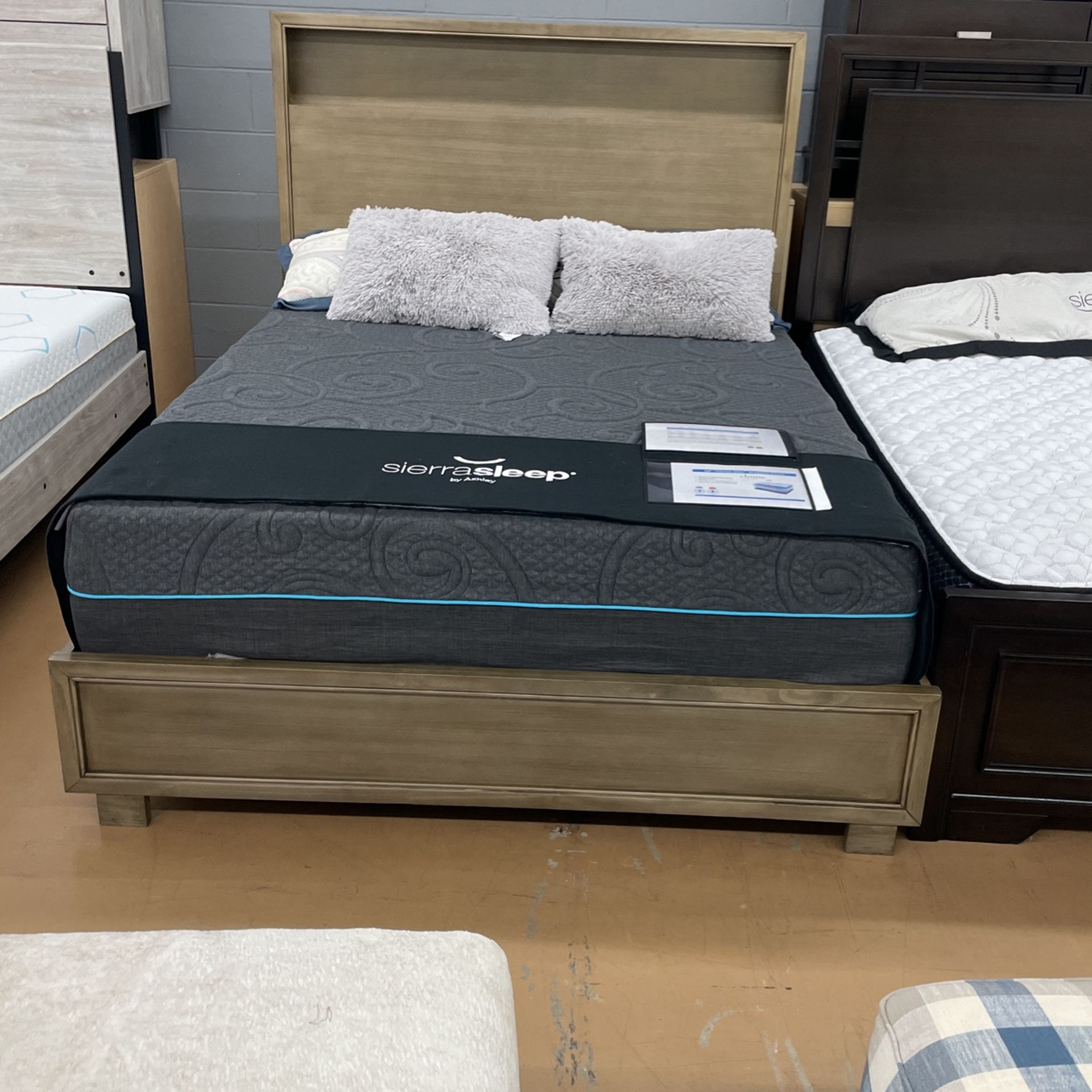 🔥🔥freeeee.  Queen bed Frame