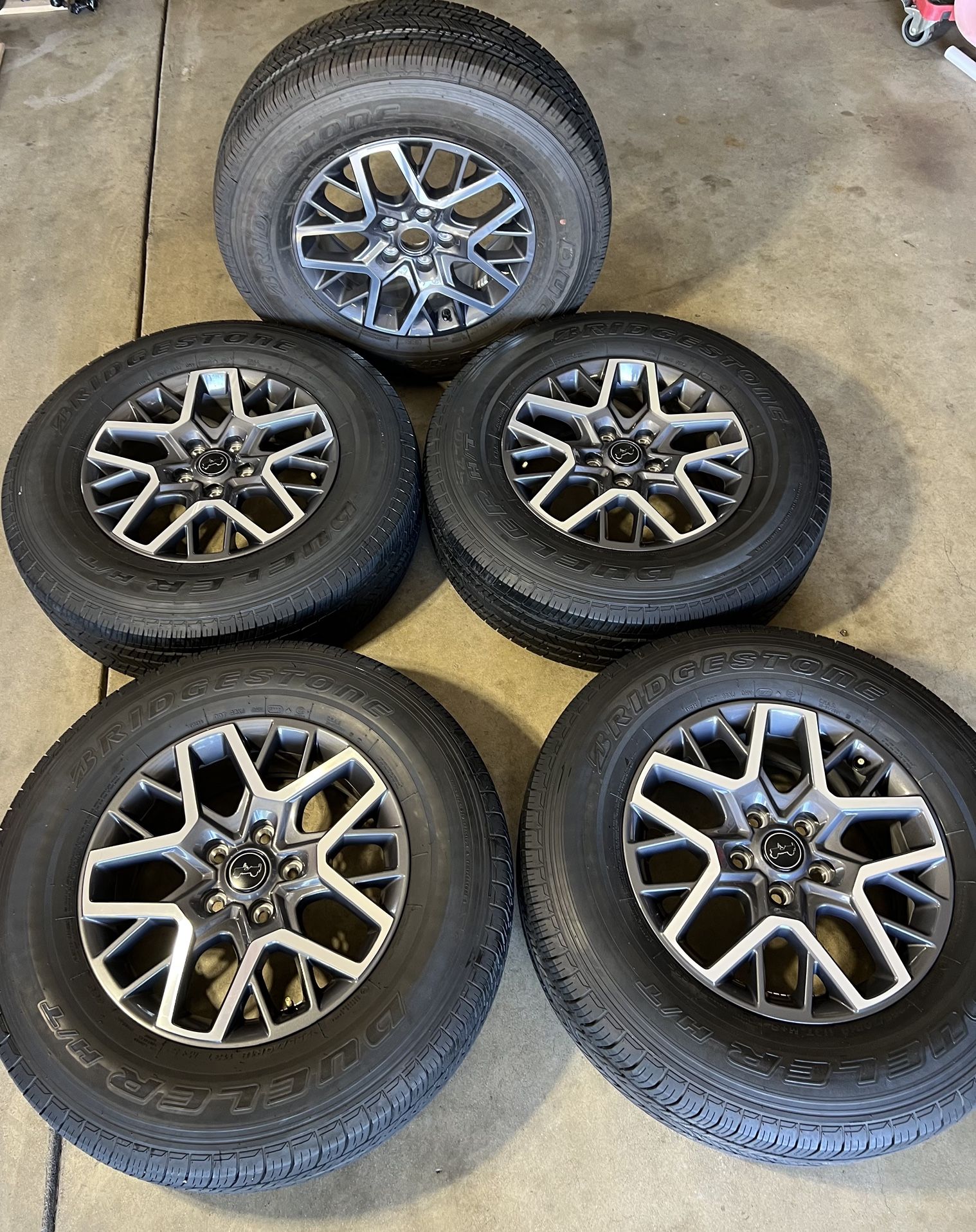 Set Of 5 Jeep Like NEW Wheels and Rims Great Shape no Scratches nor Scuffs tires are 90% Life Bridgestone Dueler H/T 255/70R18 Mud and Snow $900