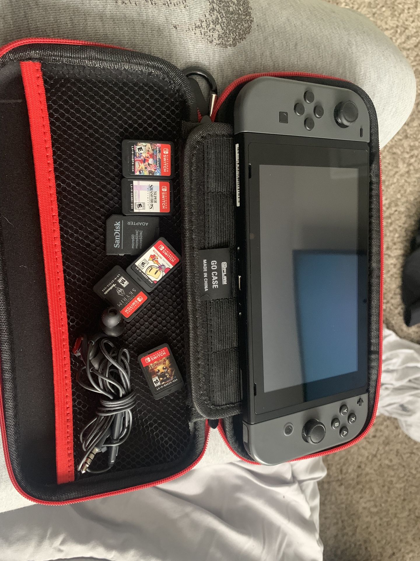 Grey Nintendo switch comes with 4 games.