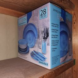 28-Piece Dinnerware Set – Service for 4 (Missing Cups)
