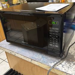 1.1CU  LARGE BLACK MICROWAVE NEW