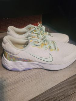 Womans Nike Tennis Shoes Size 7