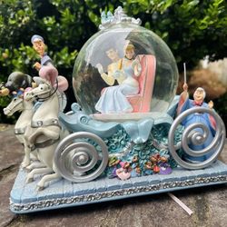 CINDERELLA  SNOW GLOBE 