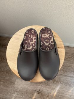 $10.00  Women Crocs Size 6W