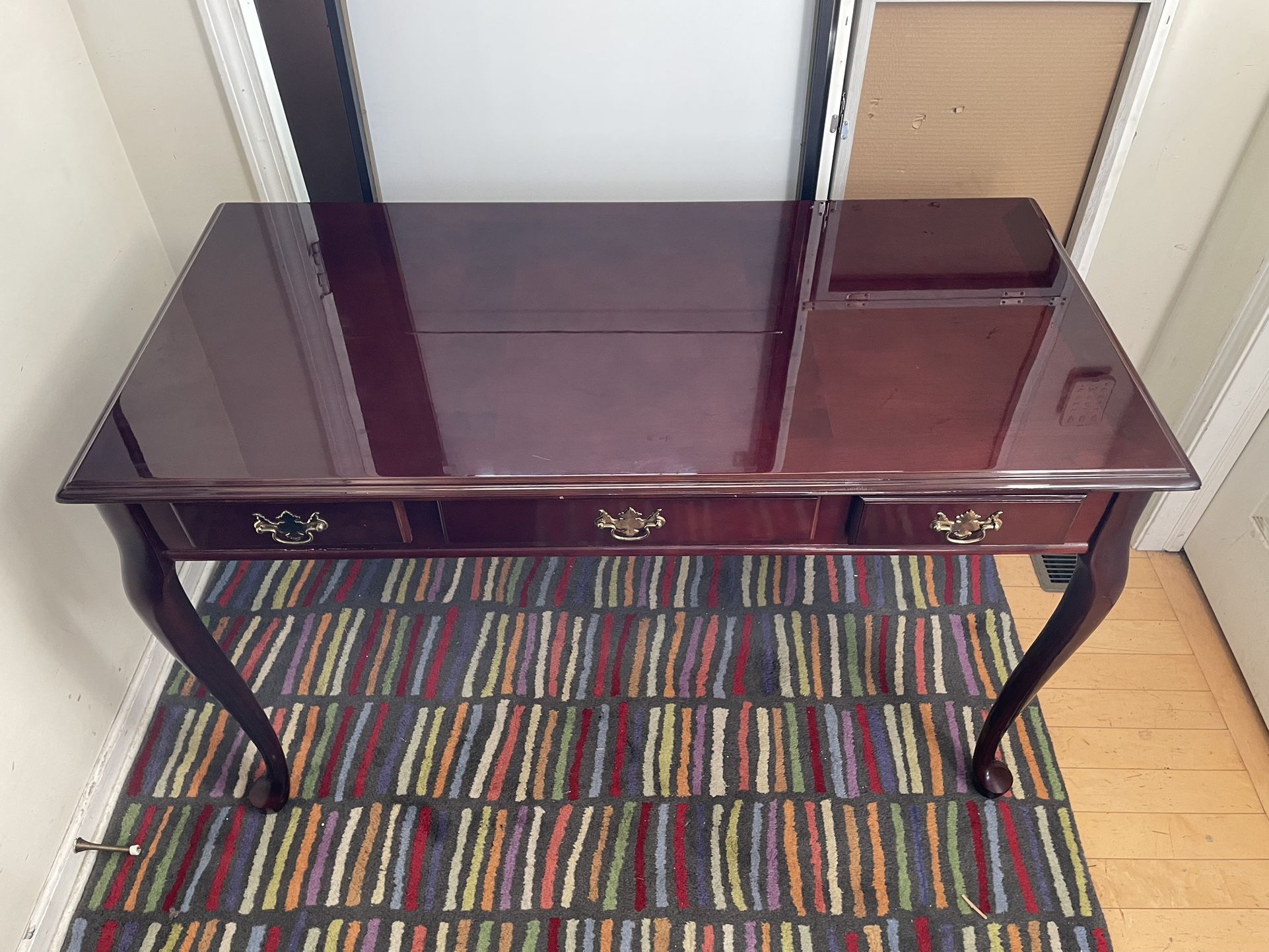 Queen Anne Style Three Drawer Writing desk, Desk with cabriole legs. 