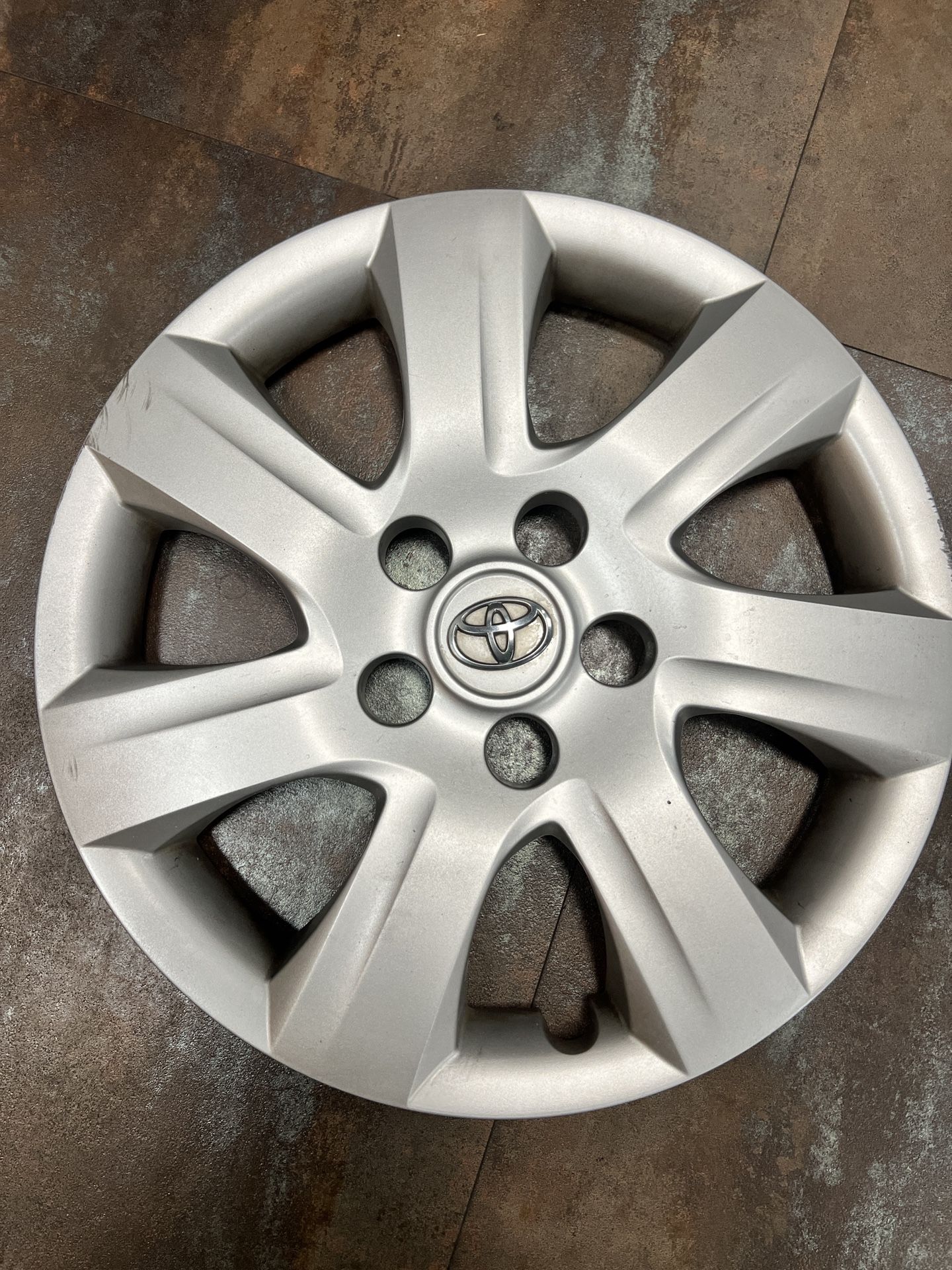 Three Used Wheel Cover Hubcaps Fits 2010-2011 Toyota Camry 16” Silver 7 Spoke