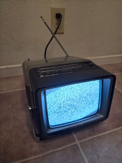 Vintage QUASAR 7” Portable TV UHF/VHF AM/FM Radio Model XP1774SJ