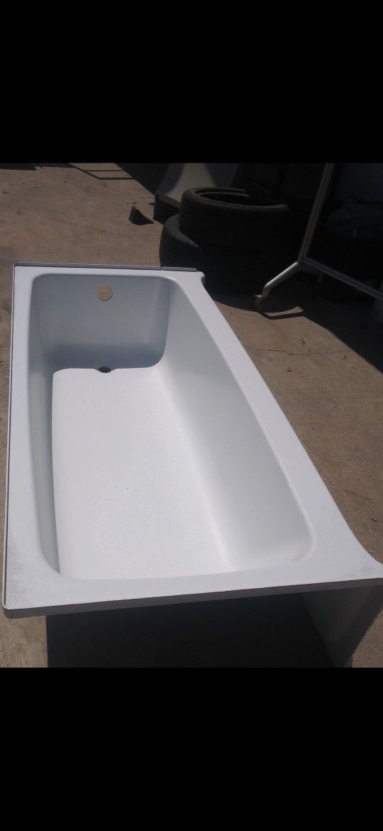 tina de baño lado derecho 140 dolares