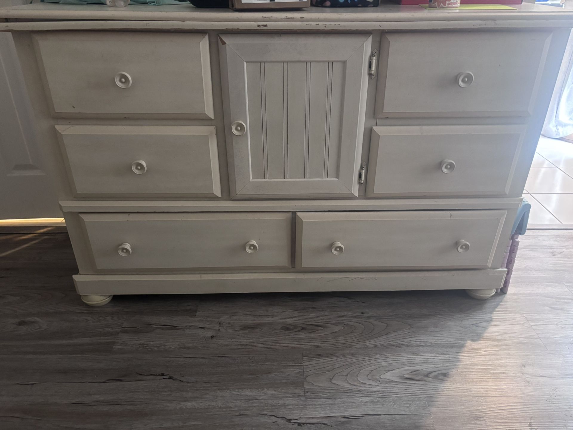 Dresser With Middle Storage Cabinet