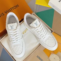  A pair of fashionable and casual shoes