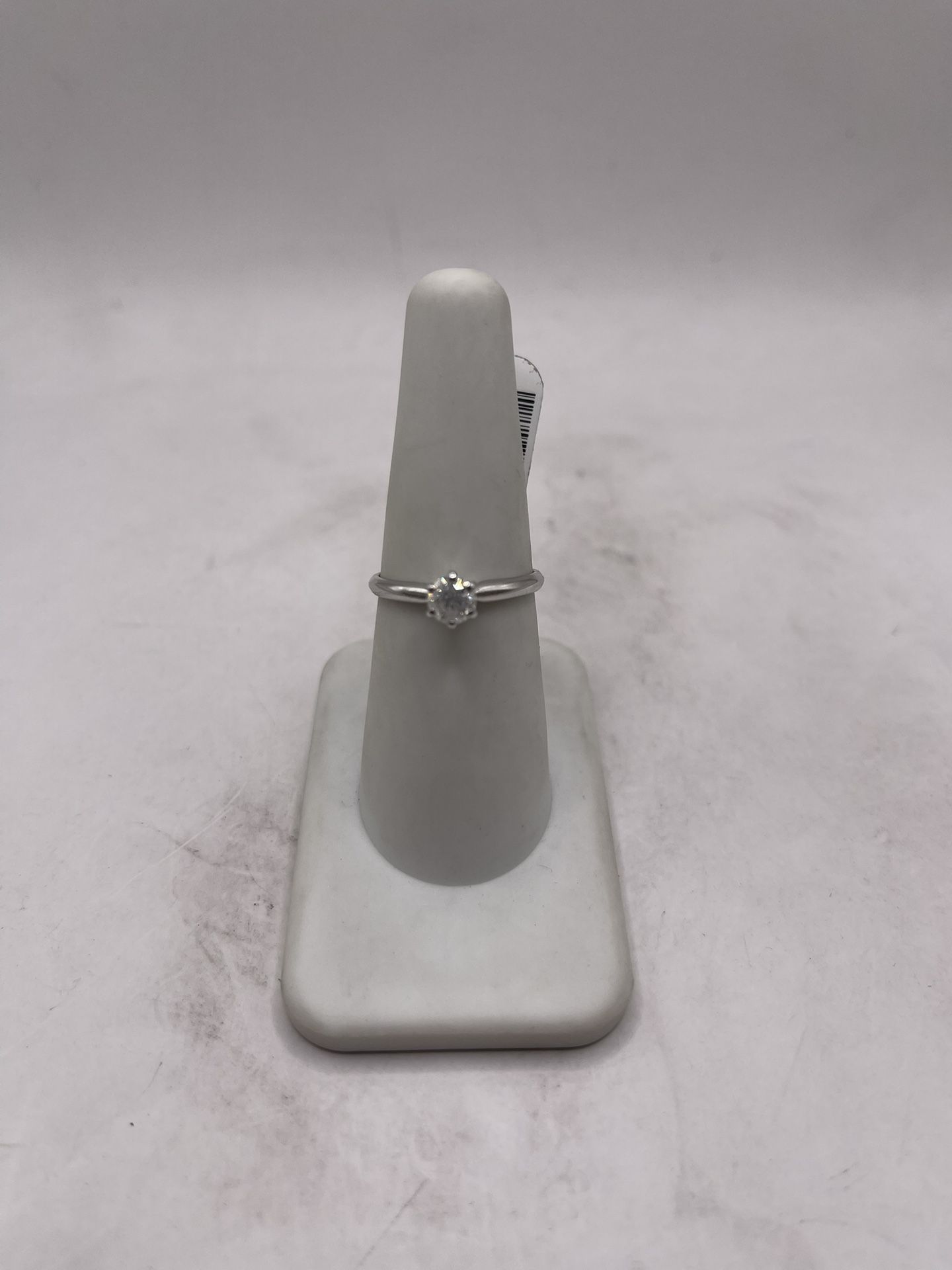 14kt Gold Engagement Style Ring w/ Dia Chips