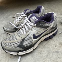 Woman's Nike Running Shoes 6