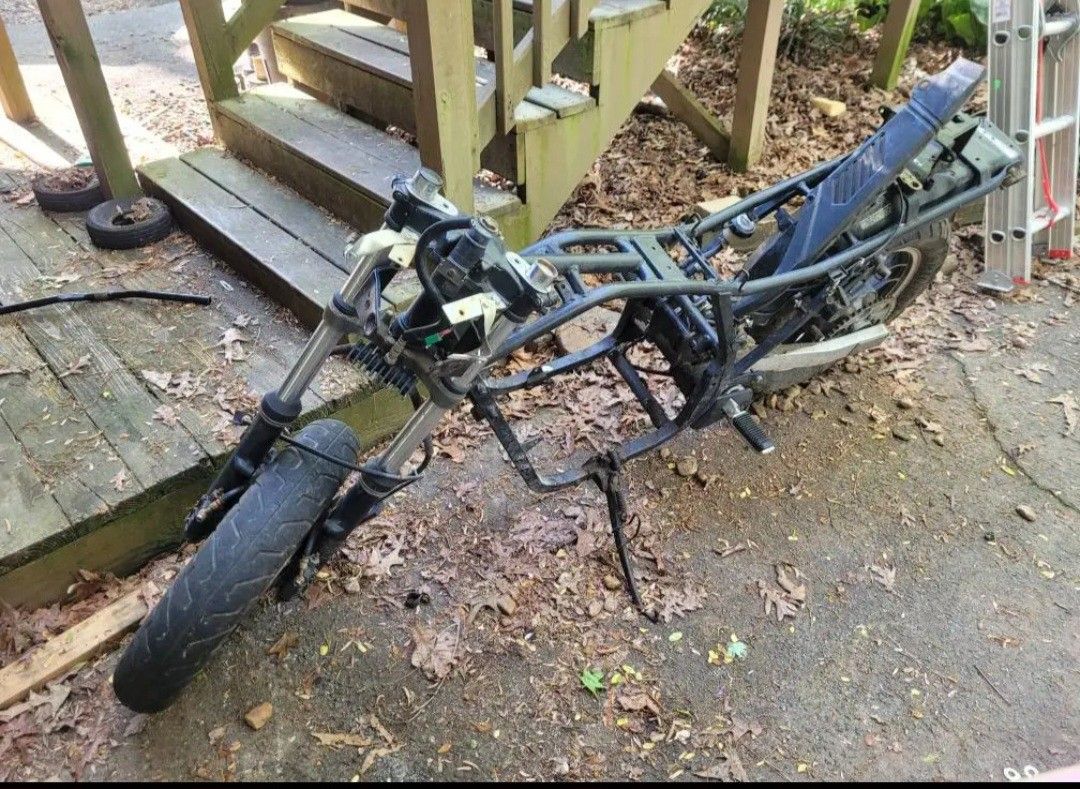 1985 suzuki gs700e Frame