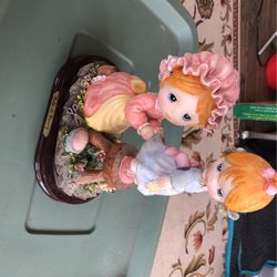 Ceramic Statue Of Belle And Benny From The Giovanni Collection