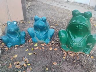 Frog figurine sculptures