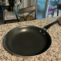 Tramontina 12 Inch  Fry Pan Nonstick. Like New 