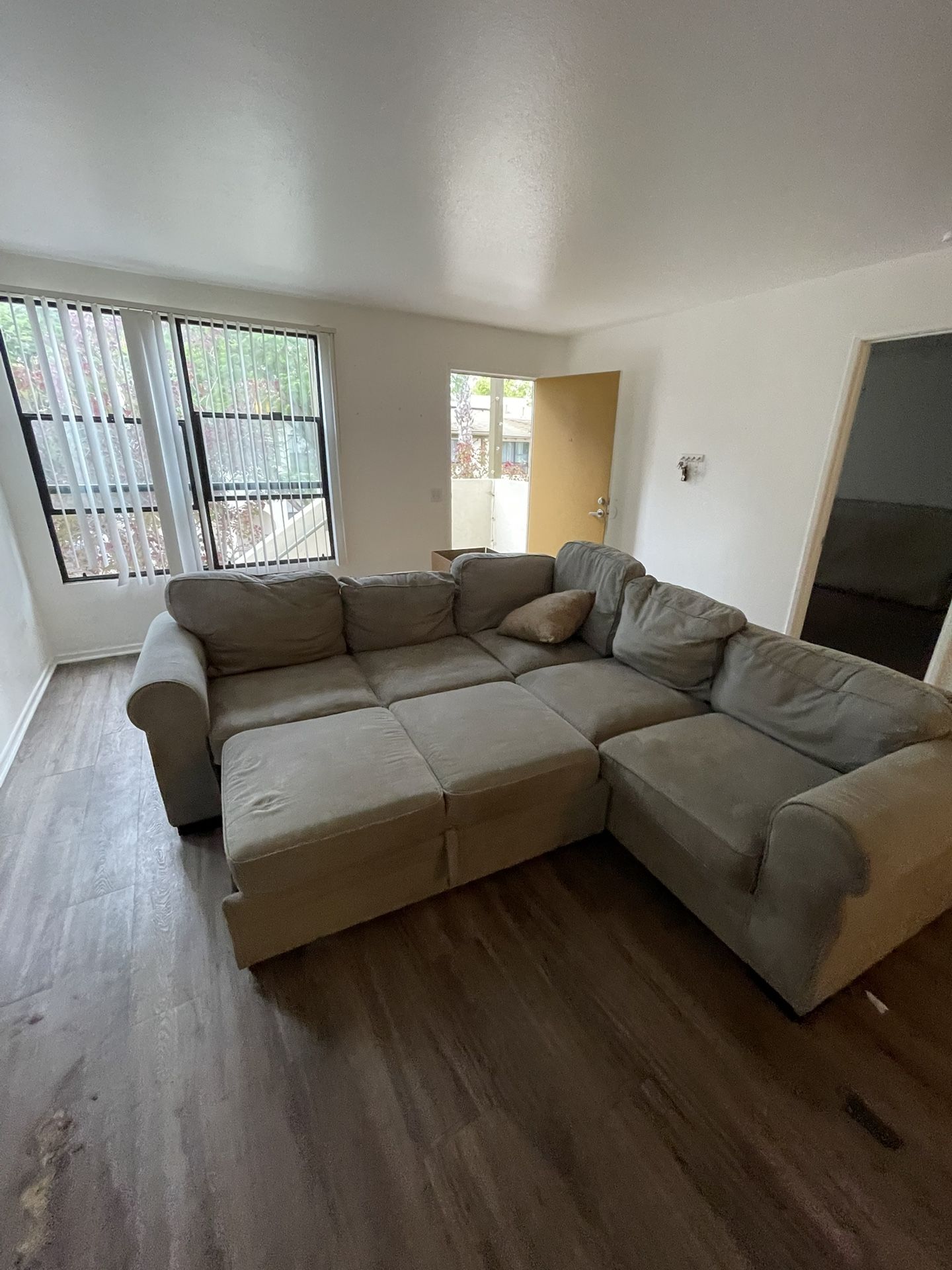 FREE PULLOUT COUCH