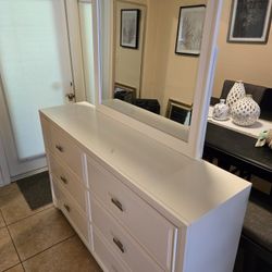 White Bedroom Set from Rooms 2 Go- Queens Size
