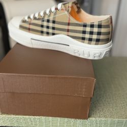 Burberry Converse Lowtop Size 44 & 45
