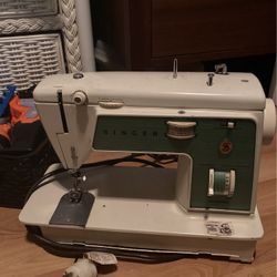 Singer Sewing Machine 
