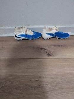 Kids Nike soccer cleats size 5