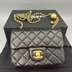 Chanel CF mini
Lambskin & Gold-Tone Metal Shoulder Bag
