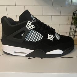 Men’s Jordan Retro 4 White Thunder Size 13.